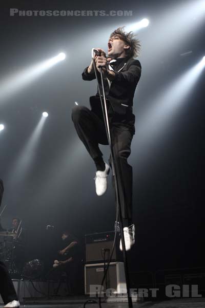 THE HIVES - 2008-04-20 - PARIS - Zenith - Per Almqvist - Arne Christian Jääskeläinen